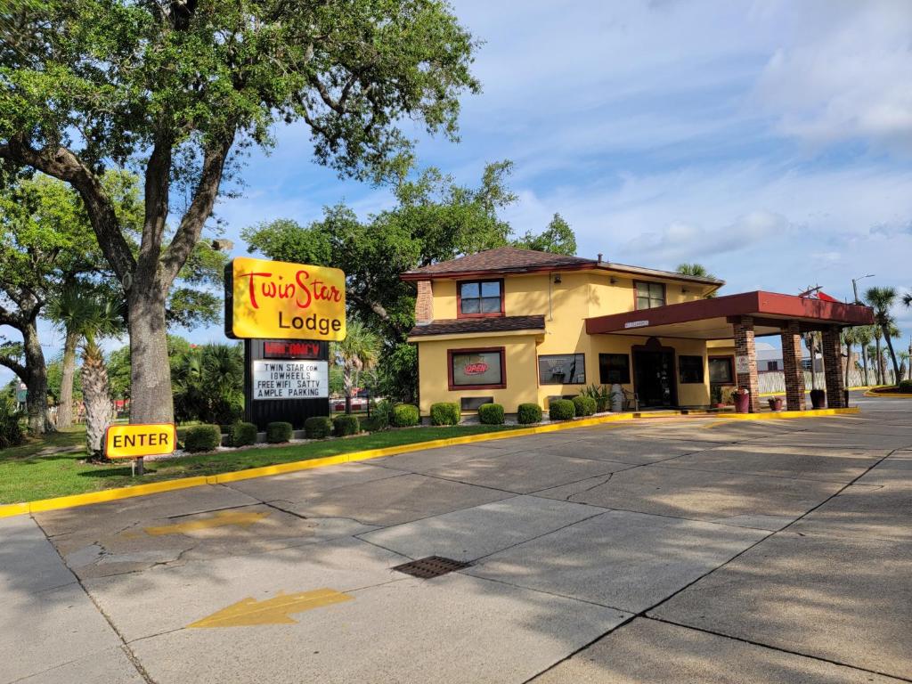 Twin Star Lodge (formerly Econo Lodge Biloxi Beach North)